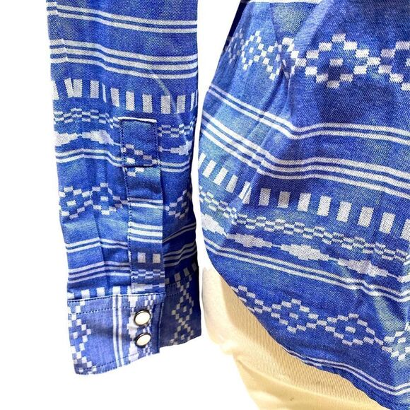 Shyanne denim color white printed pockets covered snaps sleeve length 19 1/2 - Picture 3 of 4